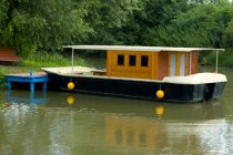 Houseboat na Baťově kanálu Houseboat na Baťově kanálu