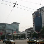 Vpravo hotel Chong Wen Men, naše přechodné bydliště Vpravo hotel Chong Wen Men, naše přechodné bydliště