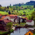 zalesněný šibeniční vrch nad Rožmberkem