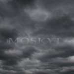 rychle plynoucí mraky při vichřici