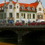 Hnátův kámen je dnes umístěn u mostu přes řeku Sázavu