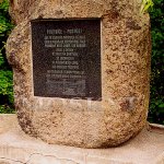 pomníček neštěstí na vodou přineseném balvanu