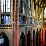 triforium obepíná celý chrám