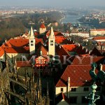 pohled na areál hradu z hlavní věže chrámu