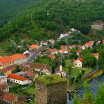 pohled z nádvoří zámku k vršku s šibenicí (pravý horní roh)