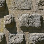 bosované zdivo Hlízové věže s neznámými znaky bosované zdivo Hlízové věže s neznámými znaky
