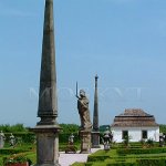 dva obelisky na vyzařovacích průsečících linií (zahrada Kuksu) dva obelisky na vyzařovacích průsečících linií (zahrada Kuksu)