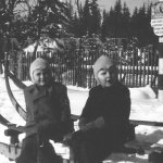 Se sestrou Martou na šmejčku. (Zlatá Studna 1950) Se sestrou Martou na šmejčku. (Zlatá Studna 1950)