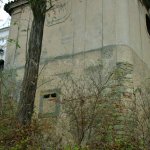 Márnice s otvory odvětrávající podzemní kryptu (kostnici) Márnice s otvory odvětrávající podzemní kryptu (kostnici)
