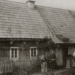 Dobová pohlednice s Josefem Pattermannem před jeho chalupou Dobová pohlednice s Josefem Pattermannem před jeho chalupou