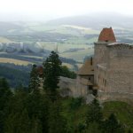 Výhled z Pustého hrádku na hrad Kašperk Výhled z Pustého hrádku na hrad Kašperk