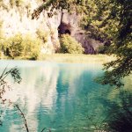 Plitvická jezera s proslulou jeskyní z Pokladu na Stříbrném jezeře Plitvická jezera s proslulou jeskyní z Pokladu na Stříbrném jezeře