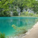 Plitvická jezera s proslulou jeskyní z Pokladu na Stříbrném jezeře Plitvická jezera s proslulou jeskyní z Pokladu na Stříbrném jezeře