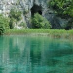Plitvická jezera s proslulou jeskyní z Pokladu na Stříbrném jezeře Plitvická jezera s proslulou jeskyní z Pokladu na Stříbrném jezeře