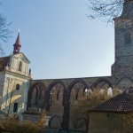 Pohled na kostel a nedostavěný chrám ze zadní zahrady Pohled na kostel a nedostavěný chrám ze zadní zahrady