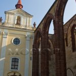 Kostel a sloupy nedostavěného chrámu Kostel a sloupy nedostavěného chrámu