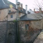 Ratajský zámek - čelní kamenná stěna odkazuje na původní Hořejší hrad Ratajský zámek - čelní kamenná stěna odkazuje na původní Hořejší hrad
